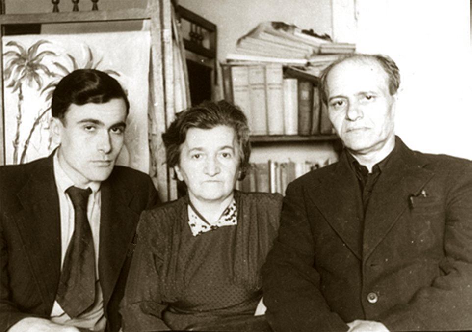 Михаил Анчаров с родителями, 1950-е годы